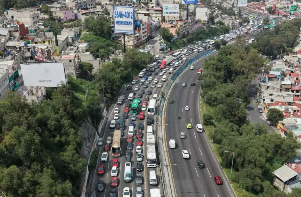 Trabajadores del IMSS bloquean una carretera durante una protesta por aumento salarial