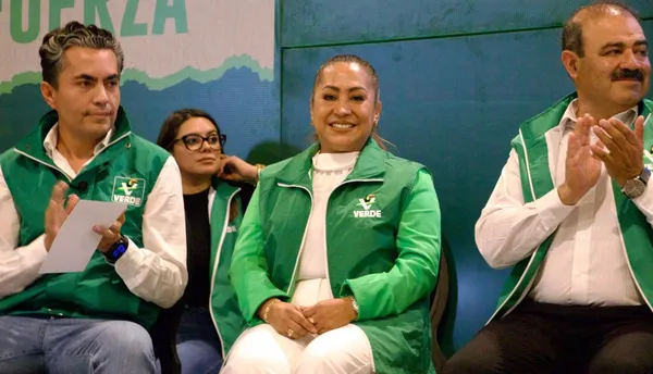 Diputada María Guadalupe Cruz Montaño en entrevista acompañada de su abogado.