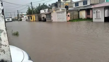 Inundación en calles de un fraccionamiento al sur de Pachuca tras fuertes lluvias.