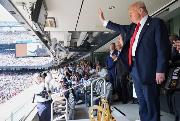 Donald Trump entrega medallas a jugadores del Chelsea tras la final del Mundial de Clubes en el estadio MetLife.