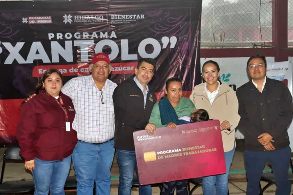 Mujeres recibiendo tarjetas del programa Sebiso en distintas sedes de Hidalgo
