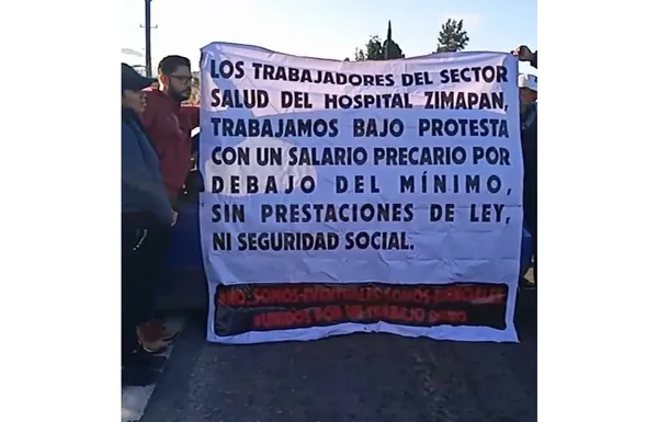 Bloqueo carretero de trabajadores del Hospital Regional de Zimapán por falta de prestaciones