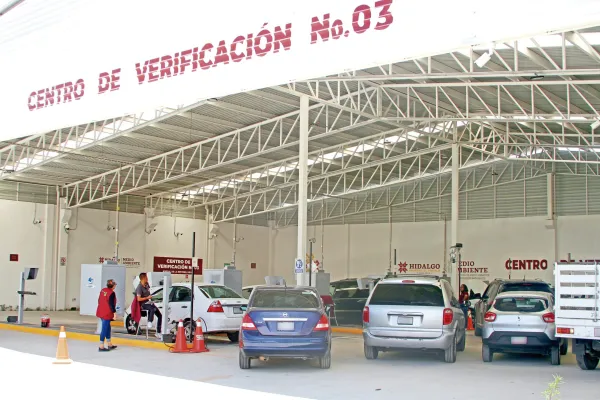 Automovilistas en fila para verificación vehicular en Hidalgo 2025
