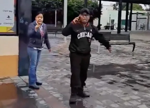 Una funcionaria pública del Gobierno Municipal de Celaya es captada mientras amenaza con desaparecer a un comerciante.