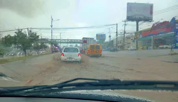 Calles anegadas en Pachuca por la fuerte lluvia de este lunes