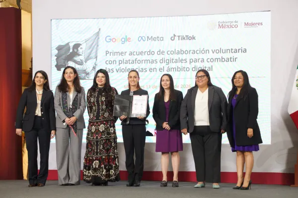 Claudia Sheinbaum y representantes de Meta, Google y TikTok firman acuerdo contra violencia digital.
