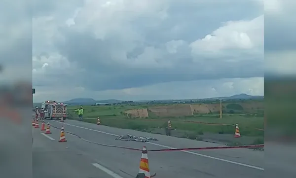 Elementos de la Guardia Nacional resguardan la zona del accidente en la autopista Arco Norte, la cual presentó el cierre total de la circulación con dirección a San Martín Texmelucan tras el fallecimiento de un automovilista. Foto: RRSS