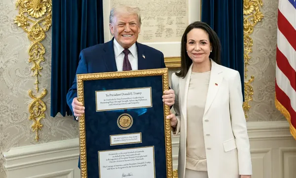 María Corina Machado entregó su medalla del Premio Nobel de la Paz al presidente estadounidense Donald Trump el 15 de enero de 2026 durante una reunión en la Casa Blanca.