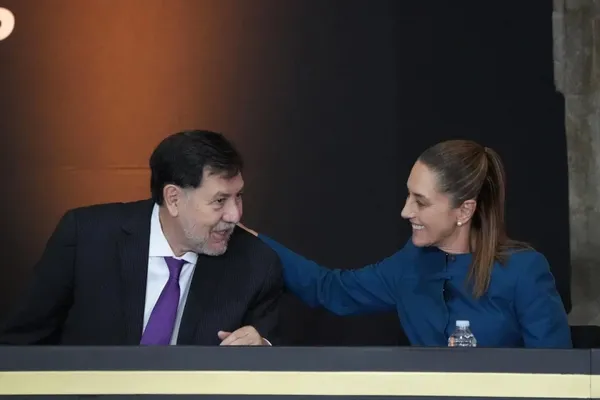 Gerardo Fernández Noroña junto a Claudia Sheinbaum tras responder críticas por la compra de su casa en Tepoztlán, valuada en 12 millones de pesos.