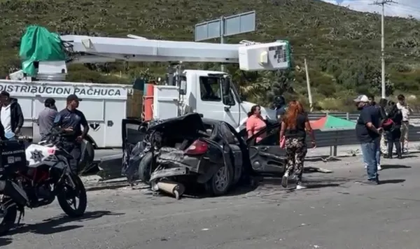 Un accidente entre un auto particular y un camión de la CFE dejó a una mujer lesionada en la carretera Pachuca-Actopan.