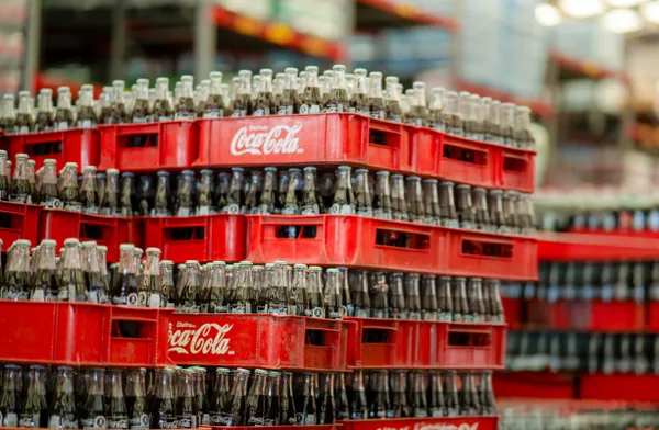Botellas de Coca-Cola alineadas en supermercado tras anuncio del nuevo IEPS.