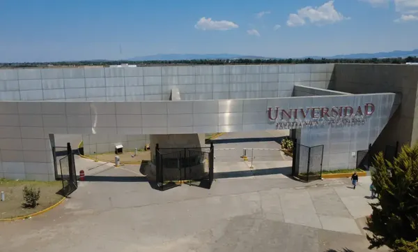 El rector de la UPT, Felipe Olimpo Durán Rocha, anunció la apertura de la nueva Ingeniería en Diseño Textil y Moda, una apuesta por la innovación industrial en Hidalgo. Foto: Cortesía