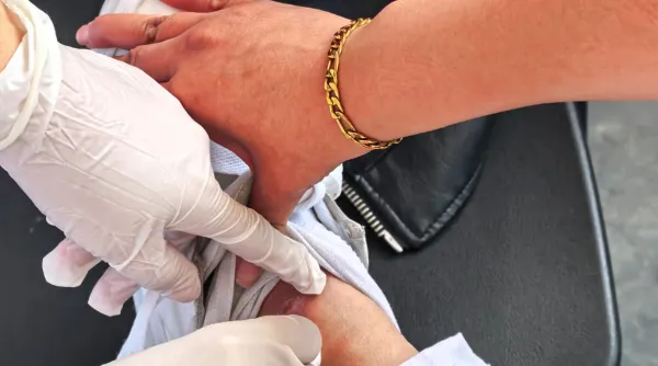 Larva de mosca Cochliomyia hominivorax causante de miasis en humanos.