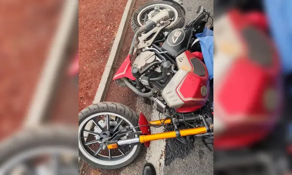 Servicios periciales y autoridades resguardan el carril derecho de la caseta Ojo de Agua en la autopista México-Pachuca tras el choque mortal de un motociclista.