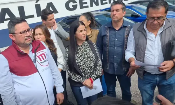 Legisladores federales y la dirigencia estatal de Morena Hidalgo acudieron a la sede de la FGR en Pachuca para presentar la denuncia formal contra la senadora Carolina Viggiano.