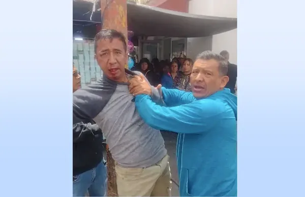 La tarde del 16 de septiembre, el DJ Yoel Chávez junto al joven Jesus Adrián, fueron golpeados por comerciantes del centro de Pachuca.