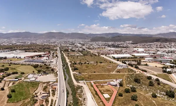 La ampliación del Río de las Avenidas de la antigua Carretera La Paz al bulevar Las Torres contempla la construcción de dos nuevos puentes vehiculares.