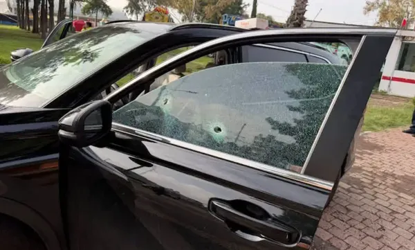 La camioneta Honda negra en la que viajaba el asesor Carlos Galindo presentó impactos de bala tras el atentado en bulevar Ojo de Agua, Tecámac.