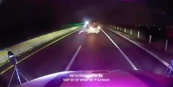El chofer de un trailer logró realizar una rápida maniobra en reversa que le permitió evitar ser asaltado en la autopista, a la altura de Palmillas, entre Querétaro e Hidalgo.