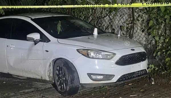 Ford Fiesta blanco con impactos de bala abandonado en la colonia Rojo Gómez, Huejutla