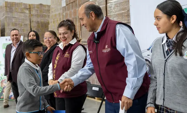 El secretario de Educación Pública de Hidalgo, Natividad Castrejón Valdez, encabeza el banderazo de salida de los Libros de Texto Gratuitos para el ciclo escolar 2026-2027 en apoyo a la educación básica de la entidad. Foto: SEPH