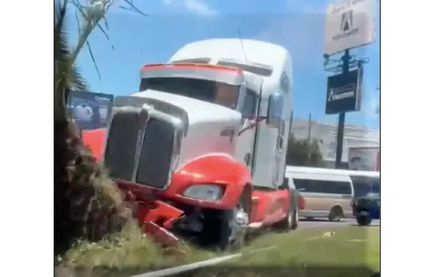 Un tractocamión perdió el control y se estrelló contra un poste de luz y una palmera en la bajada de San José, en Tulancingo.