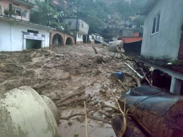 Desbordamiento del río en Huehuetla Hidalgo deja calles cubiertas de lodo y familias incomunicadas
