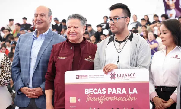 El gobernador de Hidalgo, Julio Menchaca Salazar, junto a autoridades educativas y estudiantes de universidades públicas durante la primera entrega de las Becas para la Transformación 2026. Foto: Cortesía