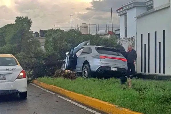 Camioneta Porsche Cayenne contra los árboles en el bulevar Río de las Avenidas, Pachuca