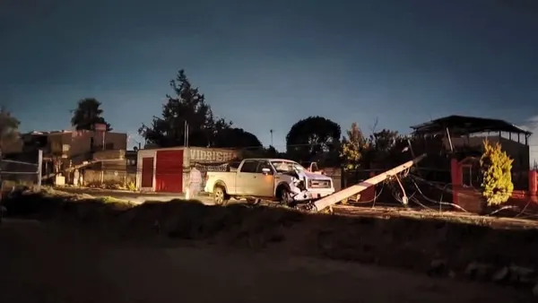 Camioneta accidentada contra un poste de energía eléctrica frente al centro de salud de La Calera