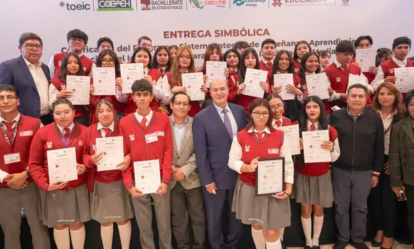 El secretario de Educación Pública de Hidalgo, Natividad Castrejón Valdez, durante la entrega simbólica de certificados internacionales de inglés a estudiantes de Educación Media Superior. Foto: SEPH