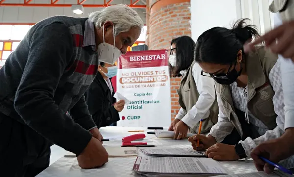 Adultos mayores de 65 años reciben su apoyo económico bimestral a través de la Tarjeta del Bienestar. Foto: Archivo