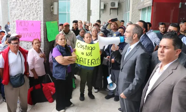 El procurador de Hidalgo, Francisco Fernández Hasbun, utilizó un megáfono para dialogar con los manifestantes de Ixmiquilpan afuera de la PGJEH. Foto: Cortesía