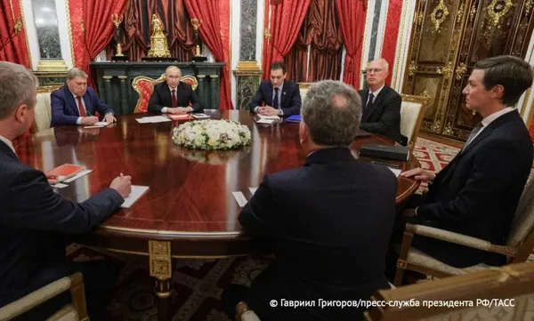 El presidente ruso, Vladimir Putin, recibe en el Kremlin a los enviados especiales de Estados Unidos, Steve Witkoff y Jared Kushner, para iniciar las conversaciones de paz sobre el conflicto en Ucrania. Foto: Imágenes difundidas por el Kremlin