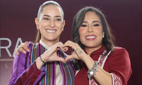 La senadora por Hidalgo, Simey Olvera Bautista, junto a la actriz e imitadora Tamara Henaine durante las actividades del informe regional en Ixmiquilpan, el pasado 25 de agosto.