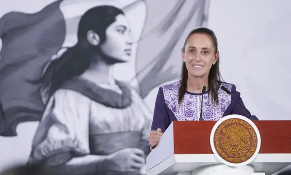 La presidenta Claudia Sheinbaum durante su conferencia mañanera en Palacio Nacional, donde cuestionó los privilegios en el Poder Judicial.