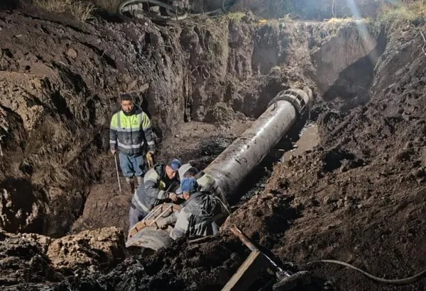 Trabajadores de CAASIM reparan fuga en el Acueducto Laguna que dejó sin agua a colonias de Pachuca.