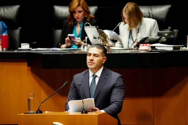 Embajador de EE.UU. Ronald Johnson felicita a Omar García Harfuch por extradición del capo chino Zhi Dong Zhang.