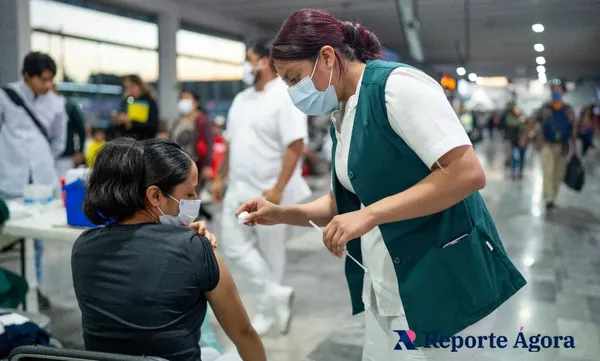 Personal de salud aplica la vacuna triple viral (SRP) en módulos itinerantes de Pachuca para combatir el brote de sarampión en el estado. Foto: @Salud_Hidalgo
