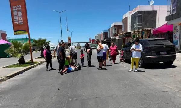 Motocicleta y vehículos involucrados en accidente sobre la avenida Océano Pacífico, Tizayuca