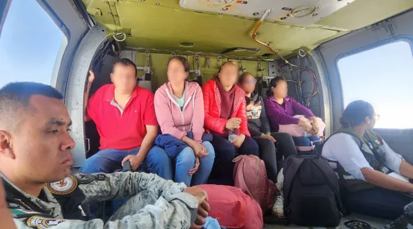 Helicóptero militar trasladando pacientes desde una comunidad aislada en Hidalgo.