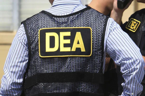 Rubén Rocha moya y un agente de la dea en una foto compuesta