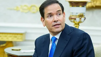 Oficial migratorio revisando pasaportes en aeropuerto de Estados Unidos