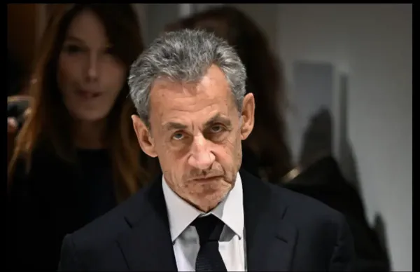 El expresidente de Francia, Nicolas Sarkozy, mientras salió de la sala donde leyeron el veredicto; estuvo acompañado por su esposa, Carla Bruni.
