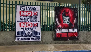 Lonas de protesta colocadas por trabajadores en las rejas del Hospital General de Zona 6 del IMSS