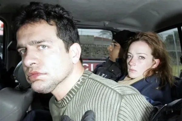 srael Vallarta y Florence Cassez esposados dentro de una patrulla durante su detención en 2005.
