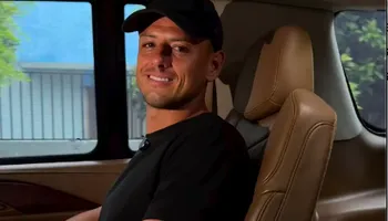 Javier Hernández desde el vehículo en el que grabó un video que ha causado polémica