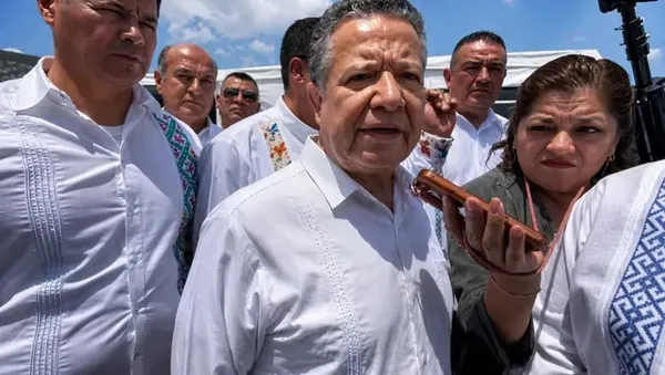 Gobernador Julio Menchaca Salazar durante conferencia de prensa sobre recuperación patrimonial en Hidalgo.
