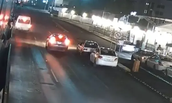 Autoridades estatales investigan el accidente vial donde una persona de la tercera edad falleció tras ser atropellada por la unidad 329 del Tuzobús en Pachuca. Foto: Cortesía