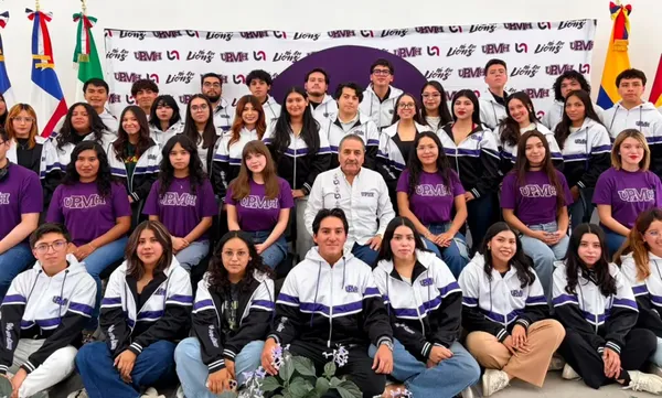 Autoridades de la UPMH, encabezadas por el rector Guillermo Mejía Ángeles, despiden con orgullo a los 34 estudiantes que representarán a Hidalgo y a México en su estancia académica internacional. Foto: SEPH